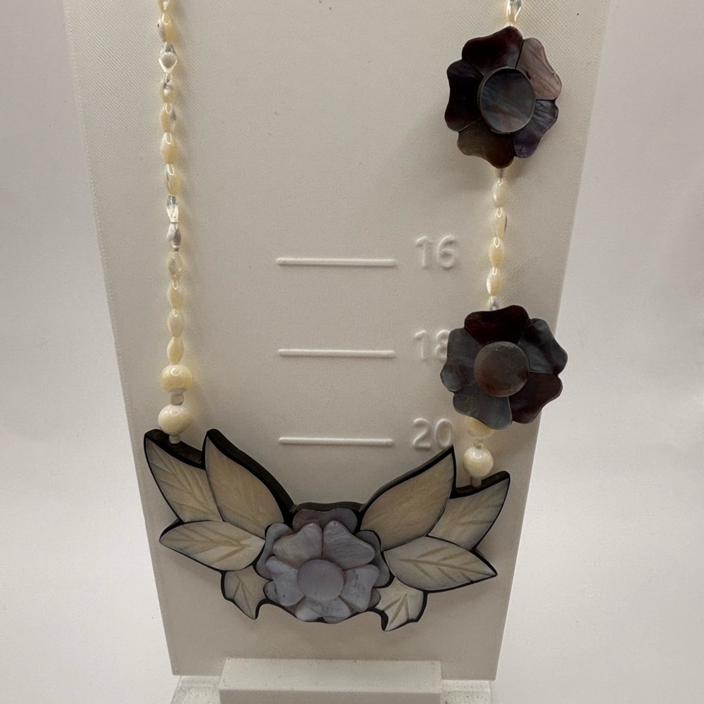 Elegant Floral mother of pearl Necklace with Pearlescent Accents and earrings